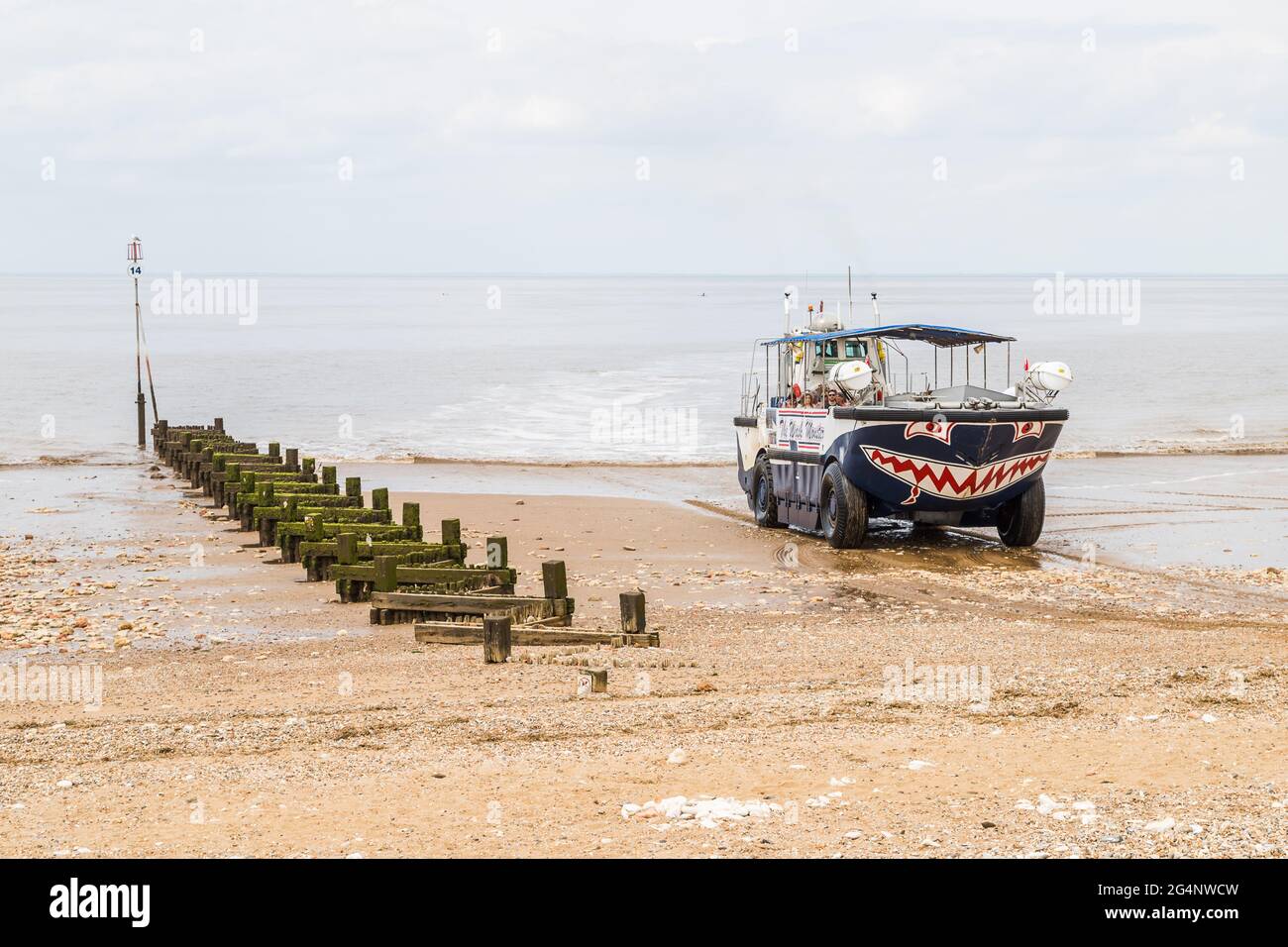 Il Wash Monster torna alla spiaggia di Hunstanton piena di passeggeri dopo un viaggio turistico nel giugno 2021. Foto Stock