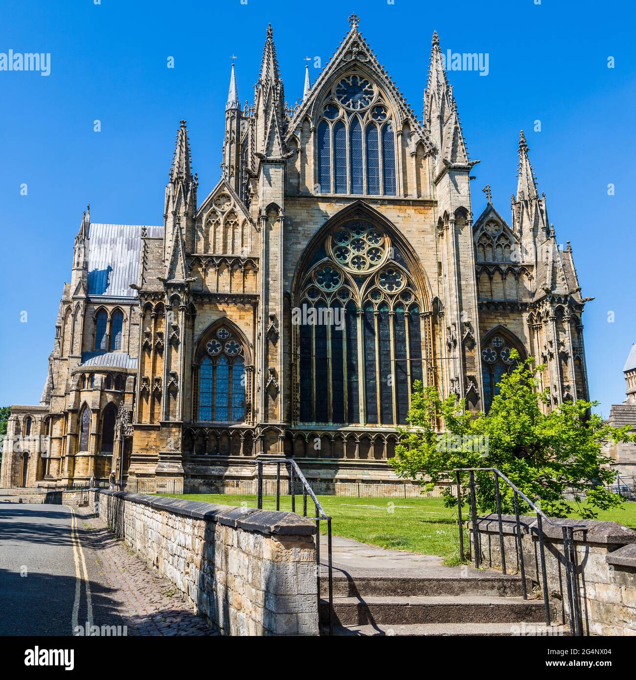 I gradini conducono alla cattedrale di Lincoln catturata nel giugno 2021. Foto Stock