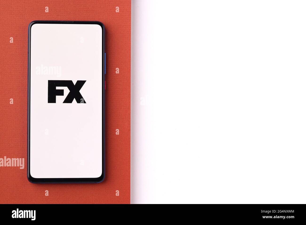 Logo FX tv sull'immagine stock dello schermo del telefono. Foto Stock