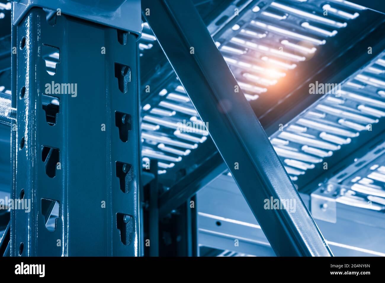 Rack di deposito di metallo costruzioni smontabili, magazzino moderno tecnologia concetto di sfondo, orientamento verticale, close-up con prospettiva, vie Foto Stock