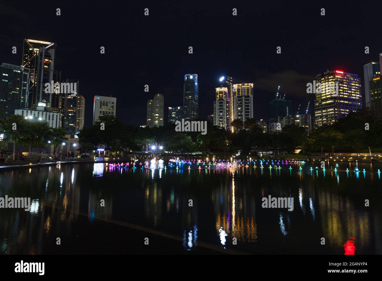 Kuala Lumpur, Malesia - 28 novembre 2019: Vista parco KLCC con fontana illuminata di notte Foto Stock