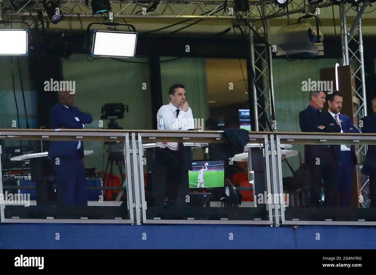 Londra, Inghilterra, 22 giugno 2021. Studio ITV con Ian Wright, Gary Neville e Roy Keane che guardano la partita durante la partita dei Campionati europei UEFA al Wembley Stadium di Londra. L'immagine di credito dovrebbe essere: David Klein / Sportimage Foto Stock