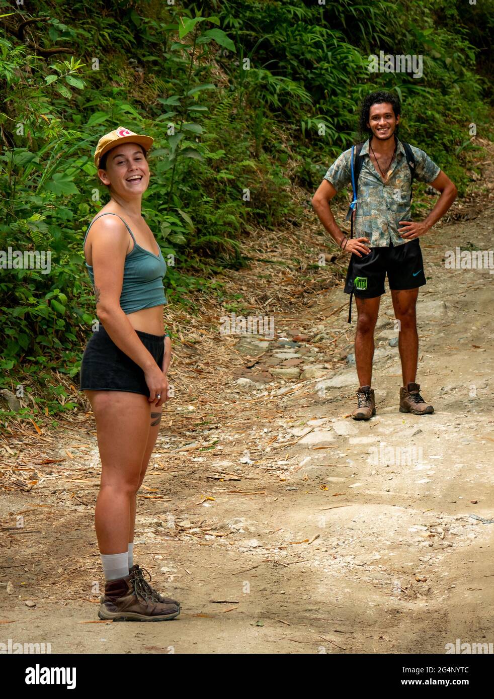 Minca, Magdalena, Colombia - Maggio 19 2021: Donna caucasica con un giovane brasiliano stanno camminando nel mezzo della natura Foto Stock