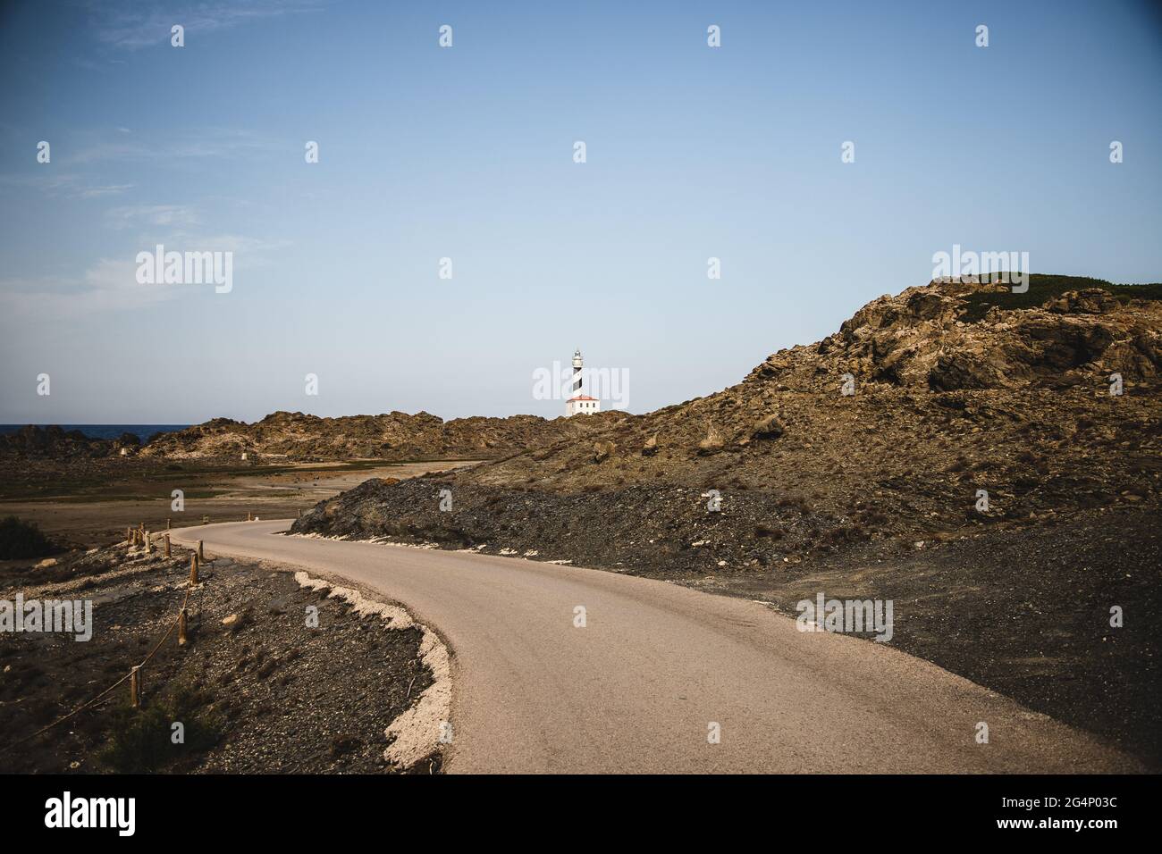 Strada per il faro di punta nati a Menorca, Spagna Foto Stock