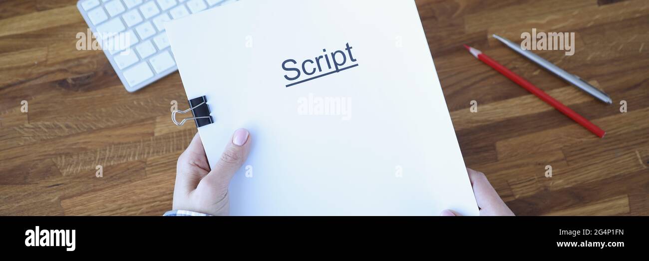 Screenwriter contiene una cartella di documenti con etichetta script Foto Stock