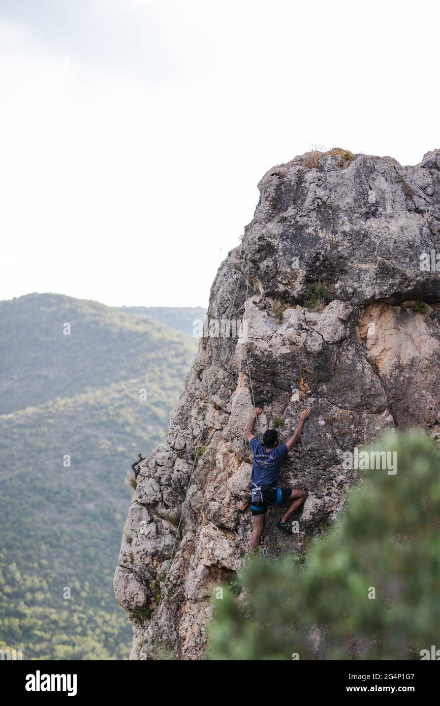 Arrampicarsi su una roccia durante l'ora d'oro in Spagna Foto Stock