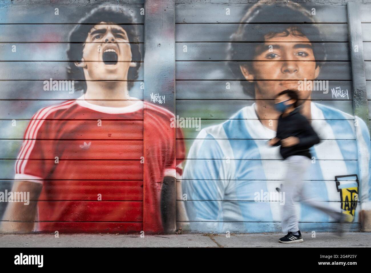Città di Buenos Aires, Città di Buenos Aires, Argentina. 22 Giugno 2021. INT. Sport. 22 giugno 2021, Città di Buenos Aires, Argentina. Decine di sostenitori di Diego MaradonaÂ´s commemorano e celebrano l'"obiettivo del secolo"" - secondo la FIFA del 2002 - realizzato da Diego Armando Maradona 35 anni fa alla Coppa del mondo FIFA Messico 1986 il 22 giugno alle ore 16:09; allo stadio Diego Armando Maradona, Città di Buenos Aires, Argentina. Credit: Julieta Ferrario/ZUMA Wire/Alamy Live News Foto Stock