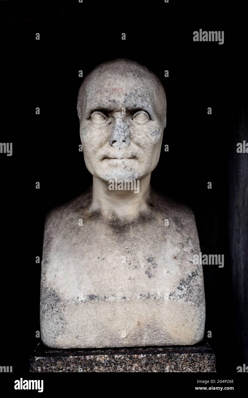 Macabra scultura di Jean-Baptiste Joseph Fourier, sopra una tomba nel cimitero di Pere Lachaise Parigi, scopritore di riscaldamento globale e l'effetto serra. Foto Stock