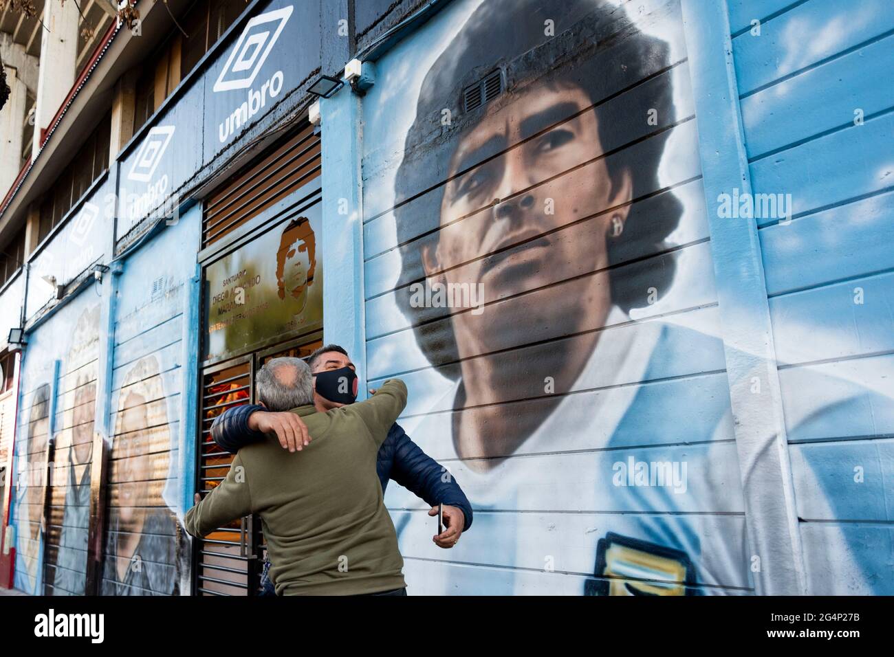 Città di Buenos Aires, Città di Buenos Aires, Argentina. 22 Giugno 2021. INT. Sport. 22 giugno 2021, Città di Buenos Aires, Argentina. Decine di sostenitori di Diego MaradonaÂ´s commemorano e celebrano l'"obiettivo del secolo"" - secondo la FIFA del 2002 - realizzato da Diego Armando Maradona 35 anni fa alla Coppa del mondo FIFA Messico 1986 il 22 giugno alle ore 16:09; allo stadio Diego Armando Maradona, Città di Buenos Aires, Argentina. Credit: Julieta Ferrario/ZUMA Wire/Alamy Live News Foto Stock