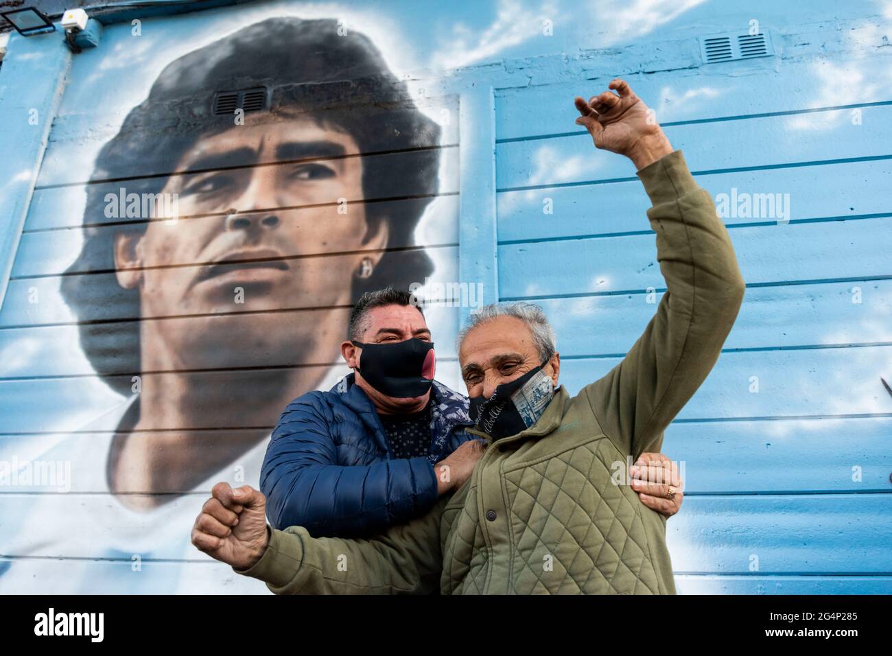 Città di Buenos Aires, Città di Buenos Aires, Argentina. 22 Giugno 2021. INT. Sport. 22 giugno 2021, Città di Buenos Aires, Argentina. Decine di sostenitori di Diego MaradonaÂ´s commemorano e celebrano l'"obiettivo del secolo"" - secondo la FIFA del 2002 - realizzato da Diego Armando Maradona 35 anni fa alla Coppa del mondo FIFA Messico 1986 il 22 giugno alle ore 16:09; allo stadio Diego Armando Maradona, Città di Buenos Aires, Argentina. Credit: Julieta Ferrario/ZUMA Wire/Alamy Live News Foto Stock