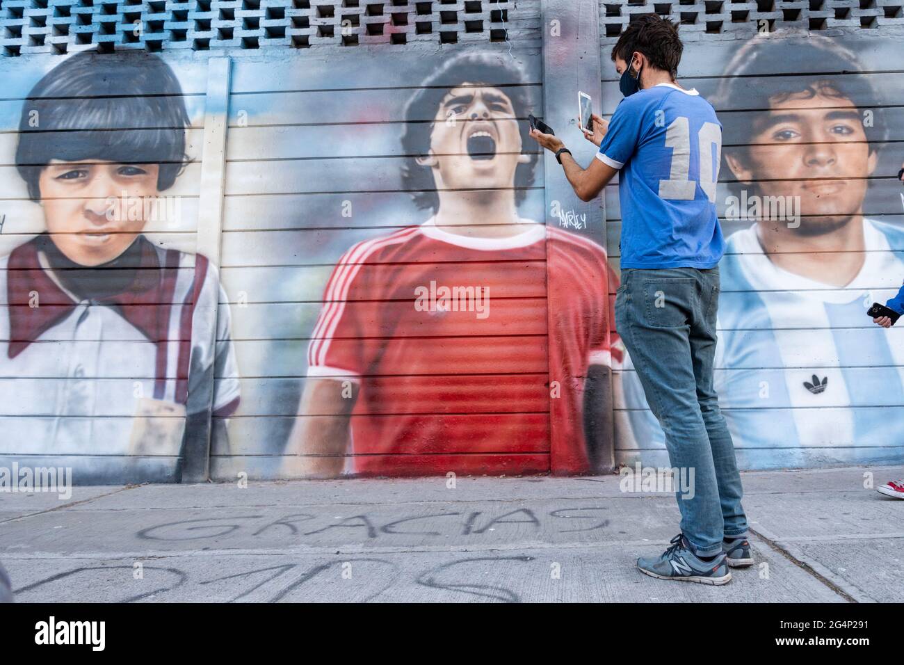 Città di Buenos Aires, Città di Buenos Aires, Argentina. 22 Giugno 2021. INT. Sport. 22 giugno 2021, Città di Buenos Aires, Argentina. Decine di sostenitori di Diego MaradonaÂ´s commemorano e celebrano l'"obiettivo del secolo"" - secondo la FIFA del 2002 - realizzato da Diego Armando Maradona 35 anni fa alla Coppa del mondo FIFA Messico 1986 il 22 giugno alle ore 16:09; allo stadio Diego Armando Maradona, Città di Buenos Aires, Argentina. Credit: Julieta Ferrario/ZUMA Wire/Alamy Live News Foto Stock