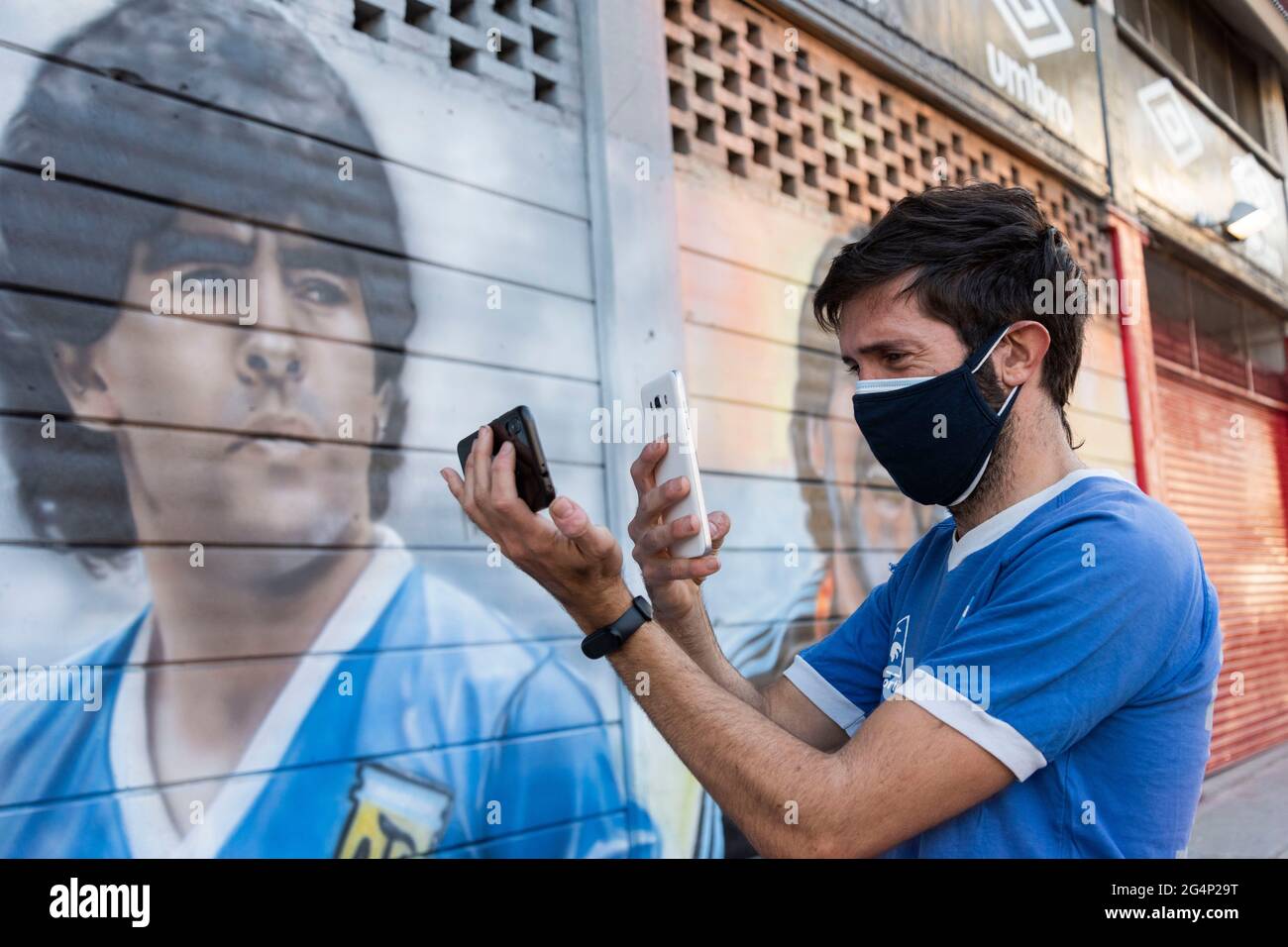 Città di Buenos Aires, Città di Buenos Aires, Argentina. 22 Giugno 2021. INT. Sport. 22 giugno 2021, Città di Buenos Aires, Argentina. Decine di sostenitori di Diego MaradonaÂ´s commemorano e celebrano l'"obiettivo del secolo"" - secondo la FIFA del 2002 - realizzato da Diego Armando Maradona 35 anni fa alla Coppa del mondo FIFA Messico 1986 il 22 giugno alle ore 16:09; allo stadio Diego Armando Maradona, Città di Buenos Aires, Argentina. Credit: Julieta Ferrario/ZUMA Wire/Alamy Live News Foto Stock
