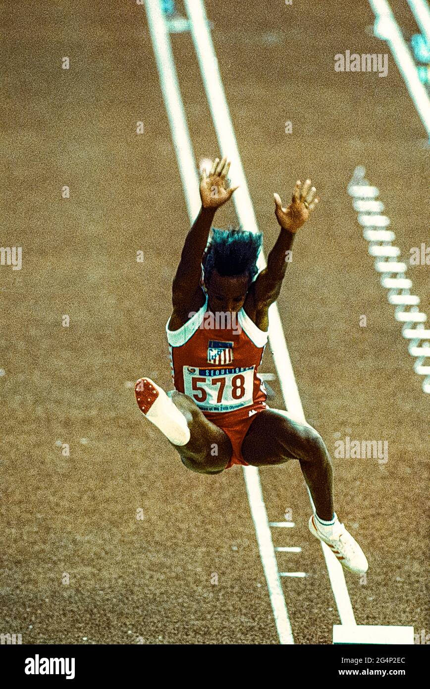 Jackie Joyner-Kersee (USA) vince la medaglia d'oro nel Women's Heptathlon ai Giochi Olimpici estivi del 1988. Foto Stock