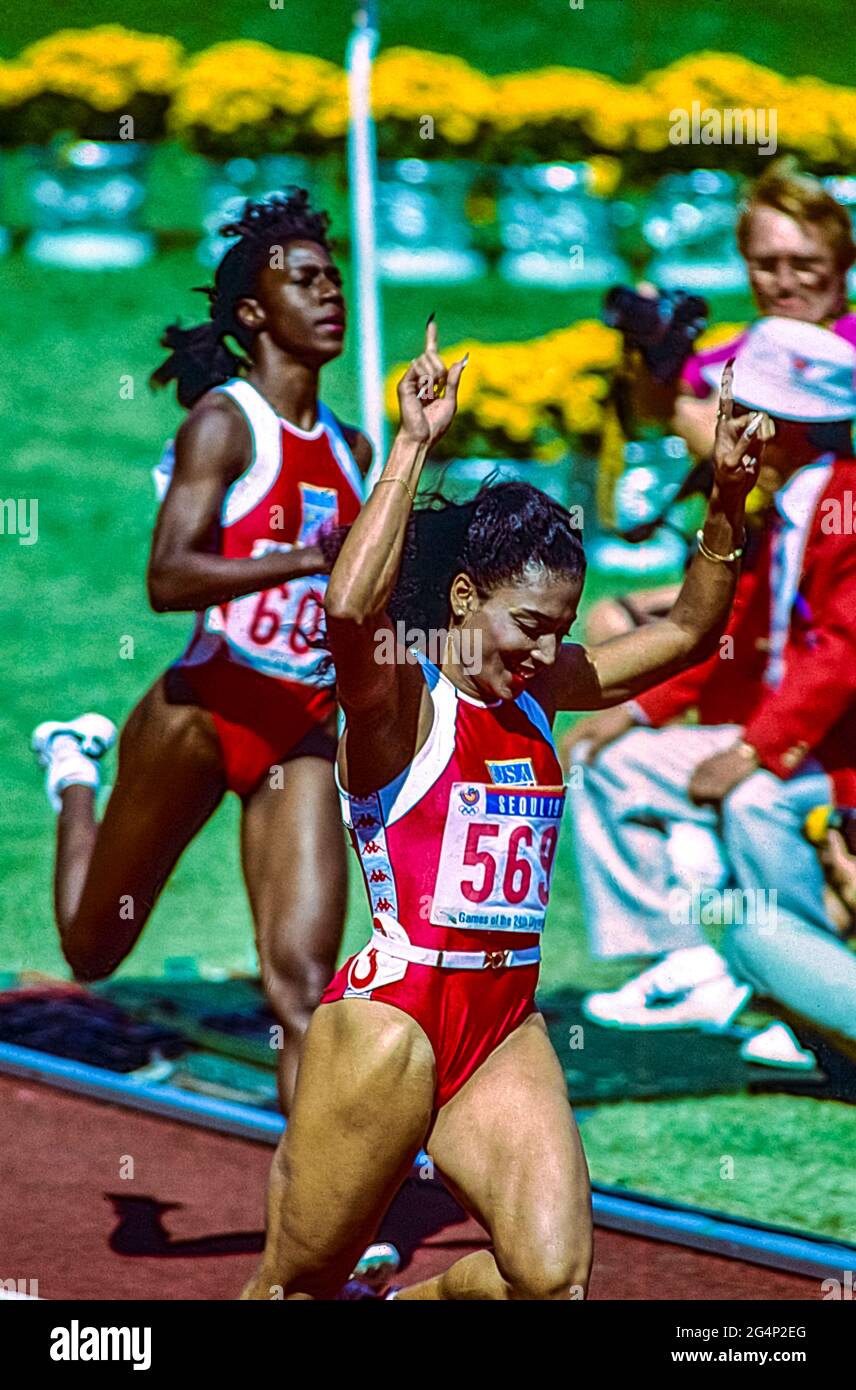 Florence Griffith Joyner (USA) vince la medaglia d'oro nella finale femminile di 100 metri ai Giochi Olimpici estivi del 1988. Foto Stock