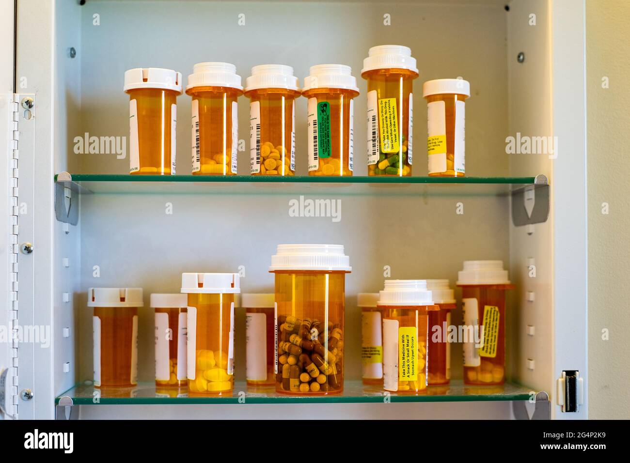 Con l'età della gente, il loro gabinetto della medicina comincia ad assomiglia ad una piccola farmacia.la pandemia recente non ha aiutato alcuno neanche. Foto Stock