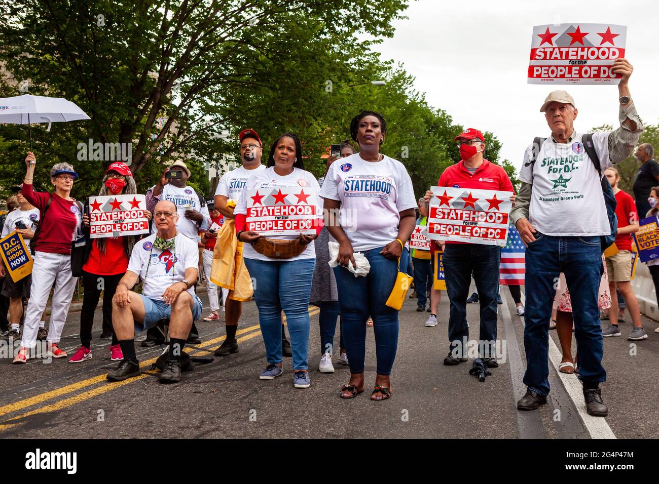 Washington, DC, USA, 22 giugno 2021. Nella foto: Le persone che sostengono il governo di Washington, DC, partecipano a un rally che lo richiede come questione di giustizia razziale a causa dell’ampia percentuale di residenti neri della città (47%). Credit: Alison Bailey / Alamy Live News Foto Stock