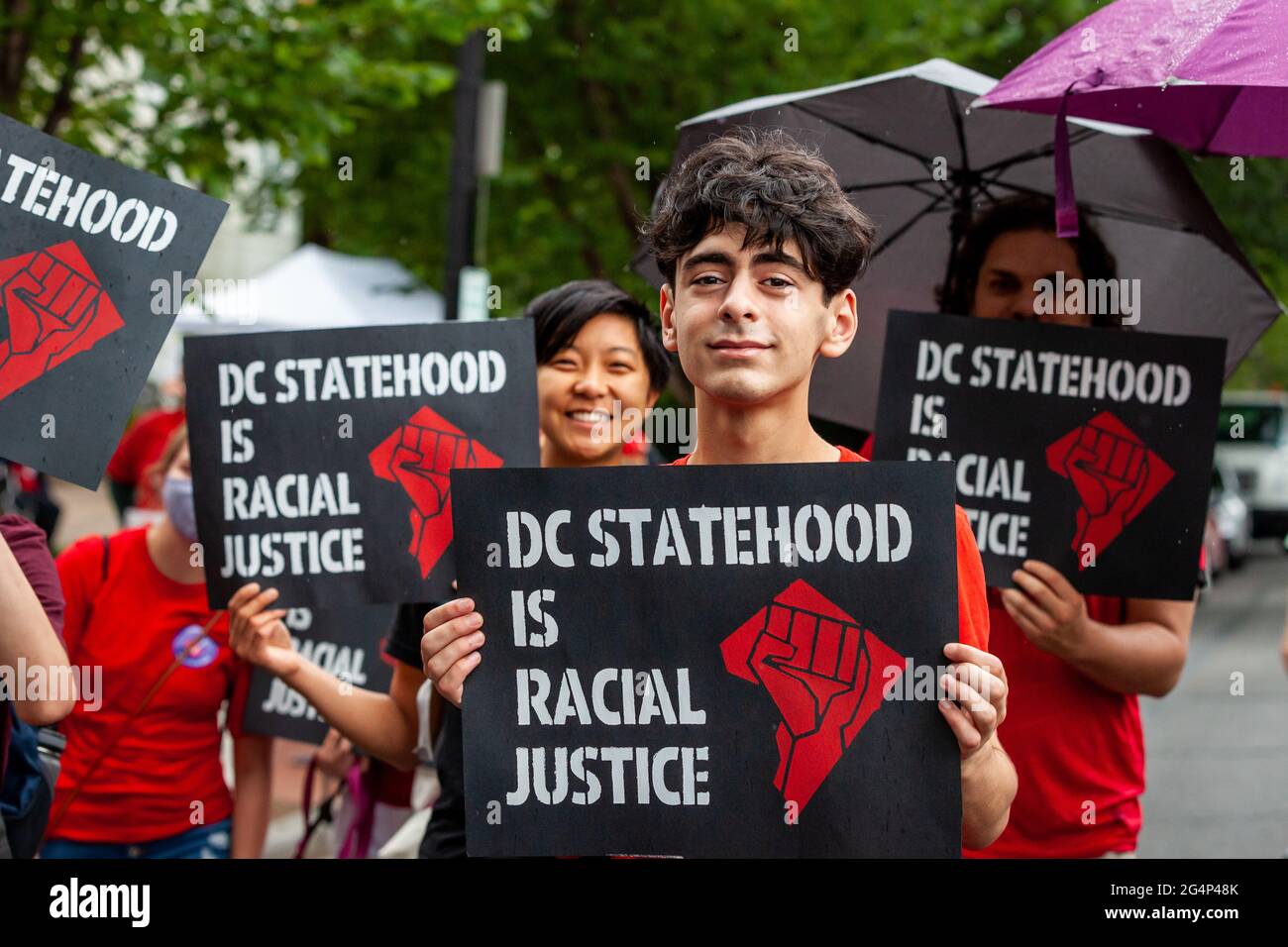 Washington, DC, USA, 22 giugno 2021. Nella foto: I membri del Sunrise Movement partecipano a un rally che richiede una politica statale per Washington, DC come questione di giustizia razziale a causa dell’ampia percentuale di residenti neri della città (47%). Credit: Alison Bailey / Alamy Live News Foto Stock