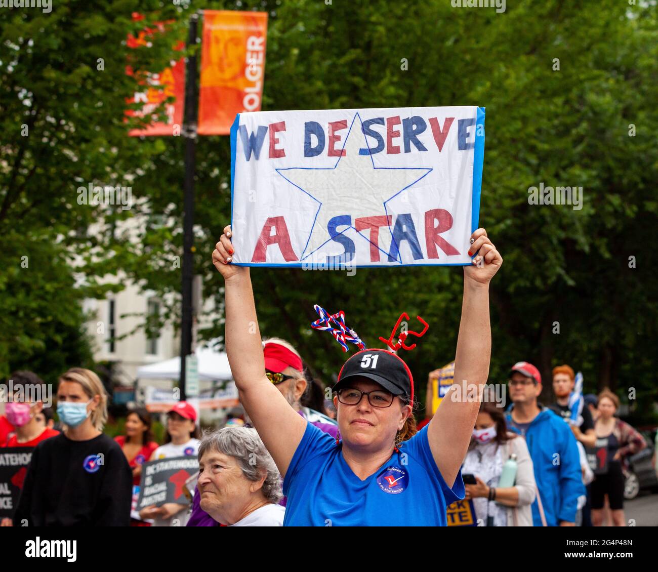 Washington, DC, USA, 22 giugno 2021. Nella foto: Un sostenitore di Washington, DC, crede che il Distretto 'riserva una stella' sulla bandiera americana, che vale a dire merita di diventare uno stato. Visto in un rally che chiede un governo per la DC come una questione di giustizia razziale a causa dell’ampia percentuale di residenti neri della città (47%). Credit: Alison Bailey / Alamy Live News Foto Stock