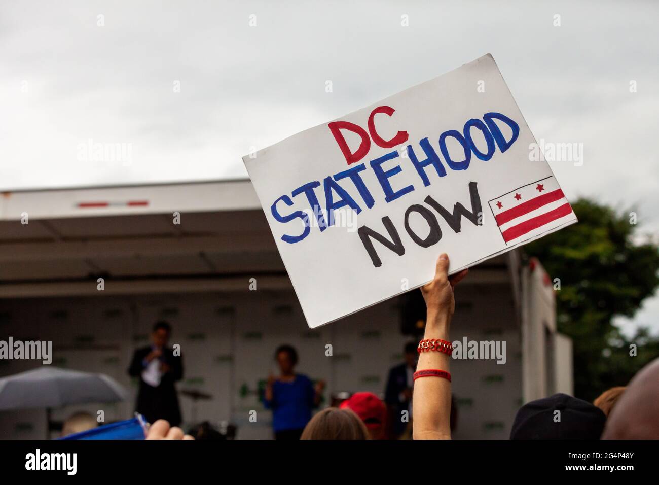 Washington, DC, USA, 22 giugno 2021. Nella foto: Segno che chiede "la statehood del DC adesso", in un rally che la richiede per Washington, DC come questione di giustizia razziale a causa della grande percentuale di residenti neri della città (47%). Credit: Alison Bailey / Alamy Live News Foto Stock