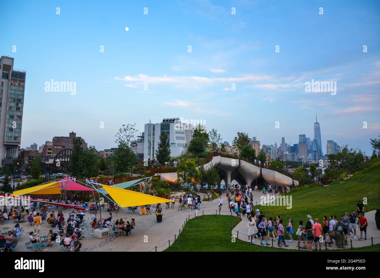 New York, Stati Uniti. 21 Giugno 2021. Il parco più nuovo di New York City, "The Little Island", al Pier 55 di Manhattan, è stato inaugurato di recente. Il 21 giugno 2021, le persone si godono il pomeriggio estivo al parco. (Foto di Ryan Rahman/Pacific Press) Credit: Pacific Press Media Production Corp./Alamy Live News Foto Stock