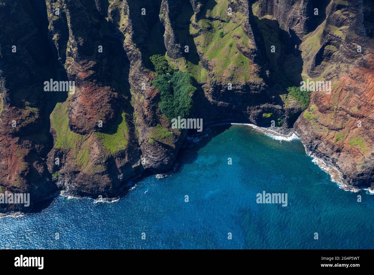 La spettacolare COSTA NA PALI vista da un elicottero - KAUAI, HAWAII Foto Stock