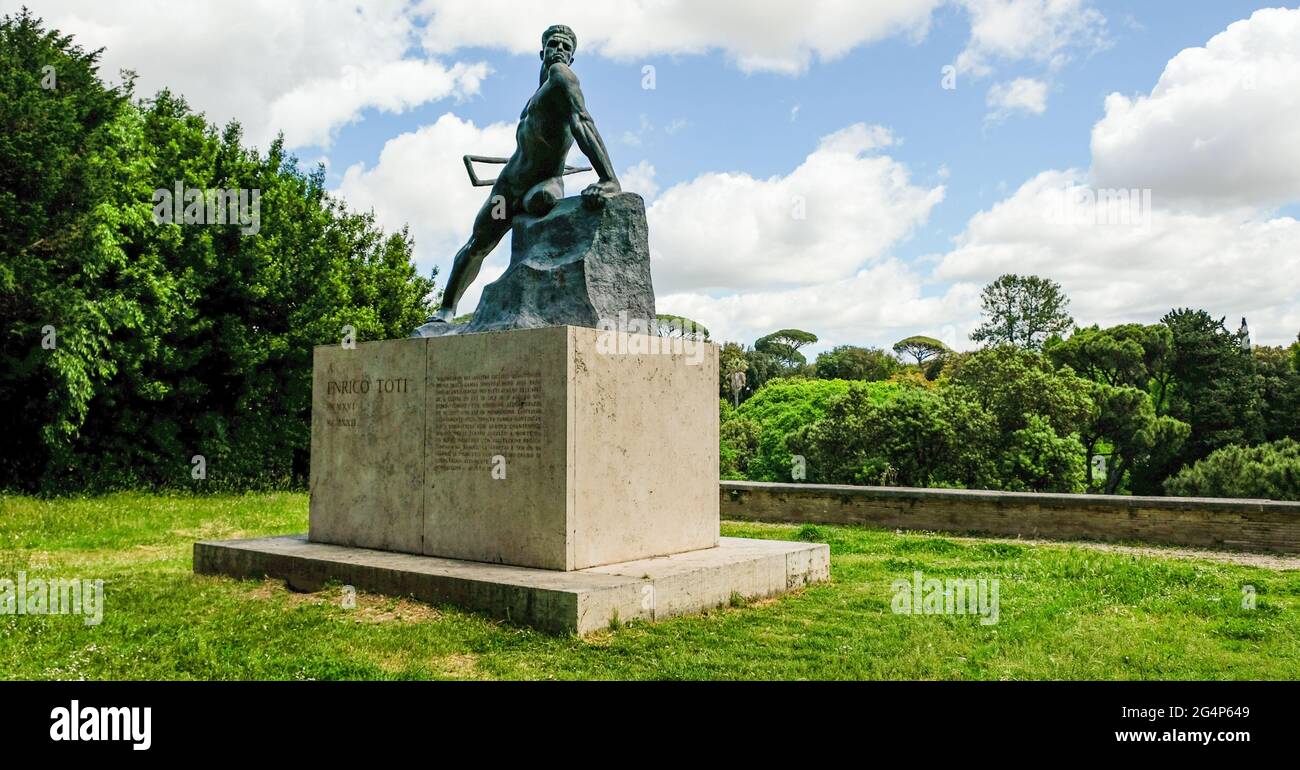 Roma, giardini di Villa Borghese. Statua in onore di Enrico Toti, eroe della prima guerra mondiale e simbolo di coraggio e tenacia. Foto Stock