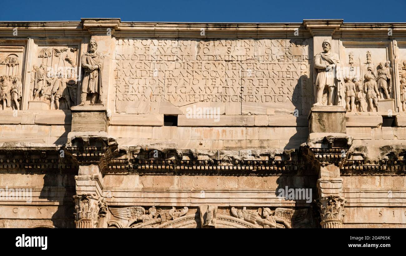 Roma. Parte della sezione superiore dell'Arco di Costantino. Situato vicino al Colosseo, è un arco trionfale inaugurato nel 315. Foto Stock