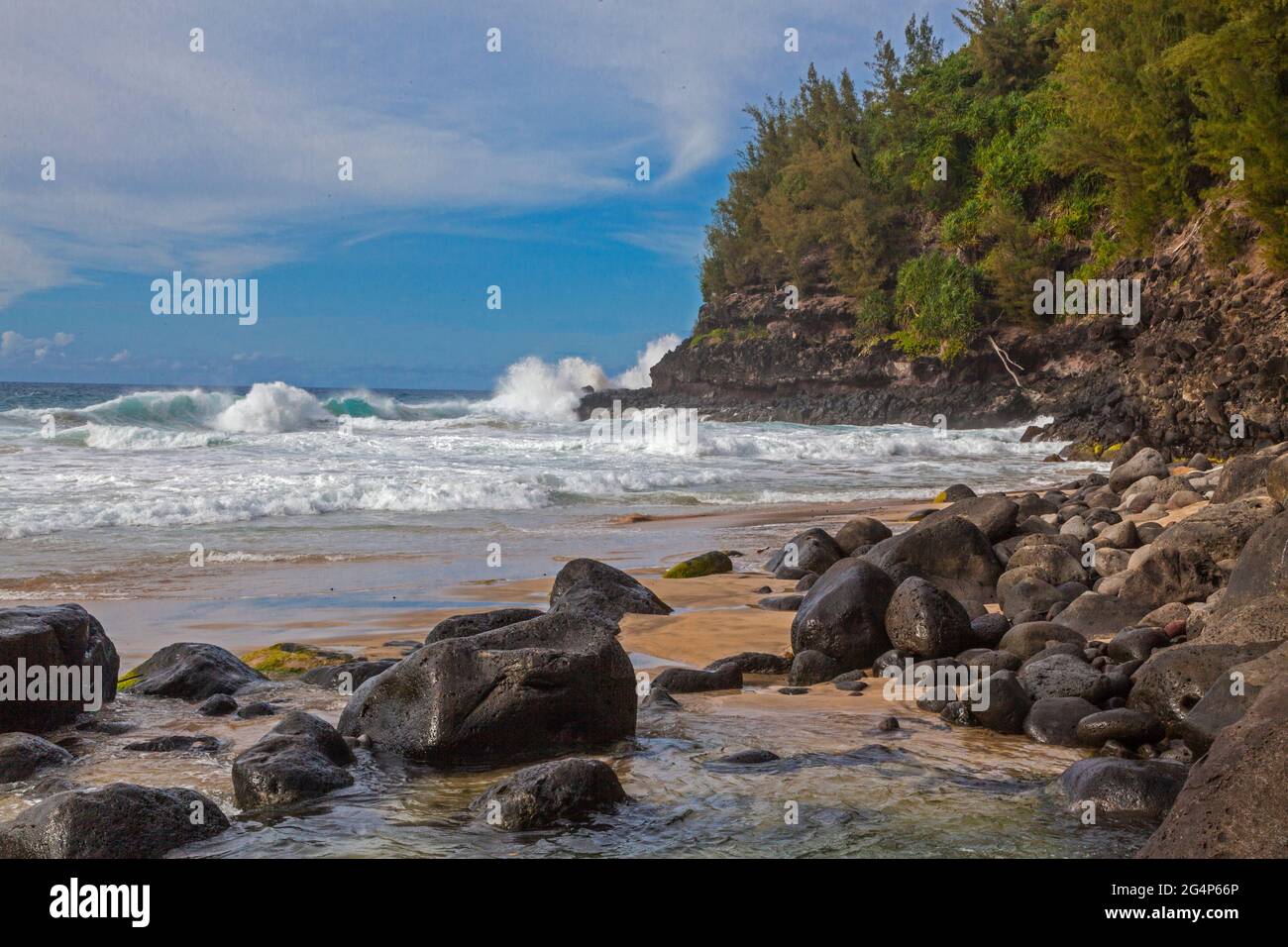 HANAKAPIAI CREEK E BEACH sul sentiero per KALALAU VALLEY lungo la costa NA PALI - KAUAI, HAWAII Foto Stock