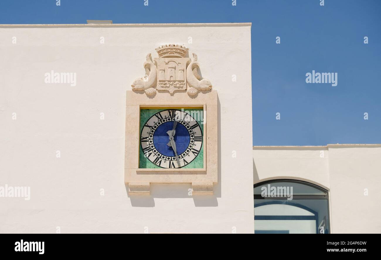 Sperlonga città, provincia di Latina, regione Lazio. Orologio alla facciata  del comune di Sperlonga edificio Foto stock - Alamy