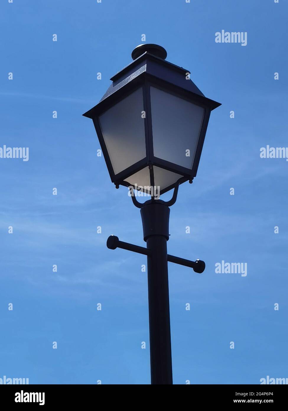 Immagine verticale di una luce stradale sullo sfondo del cielo blu Foto Stock