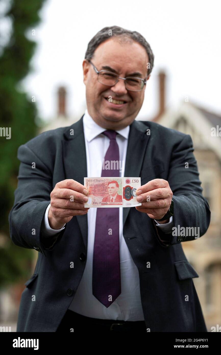 Il governatore della Banca d'Inghilterra Andrew Bailey detiene la nuova nota di £50, che presenta Alan Turing, a Bletchley Park a Milton Keynes, Gran Bretagna, 21 giugno 2021. Foto scattata il 21 giugno 2021. Joe Giddens/Pool via REUTERS Foto Stock