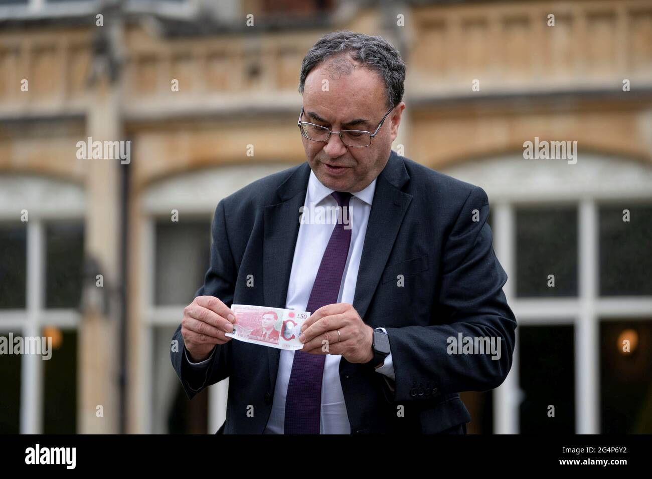 Il governatore della Banca d'Inghilterra Andrew Bailey detiene la nuova nota di £50, che presenta Alan Turing, a Bletchley Park a Milton Keynes, Gran Bretagna, 21 giugno 2021. Foto scattata il 21 giugno 2021. Joe Giddens/Pool via REUTERS Foto Stock