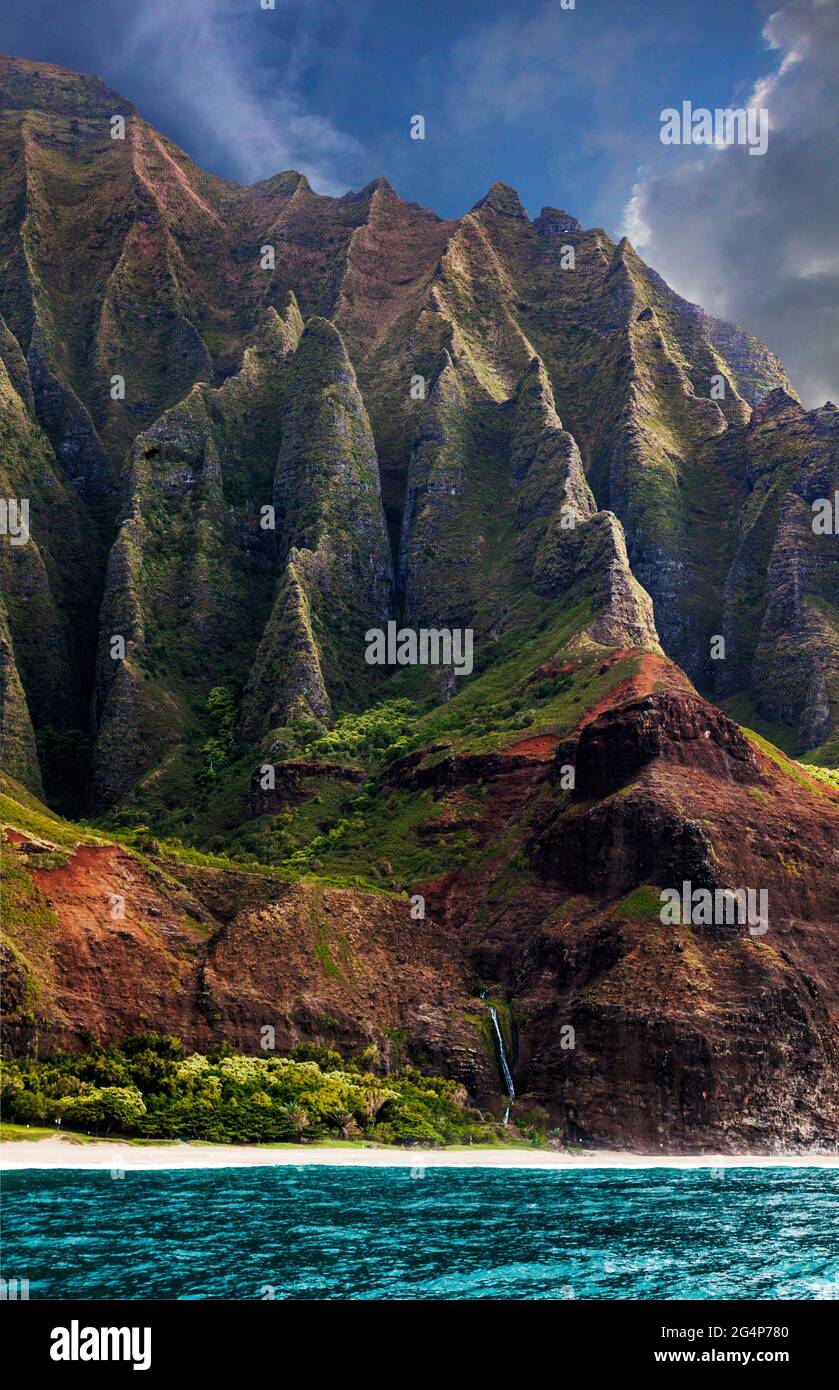 La VALLE di KALALAU lungo LA COSTA di NA PALI è una delle più verdi mete escursionistiche del mondo - KAUAI, HAWAII Foto Stock