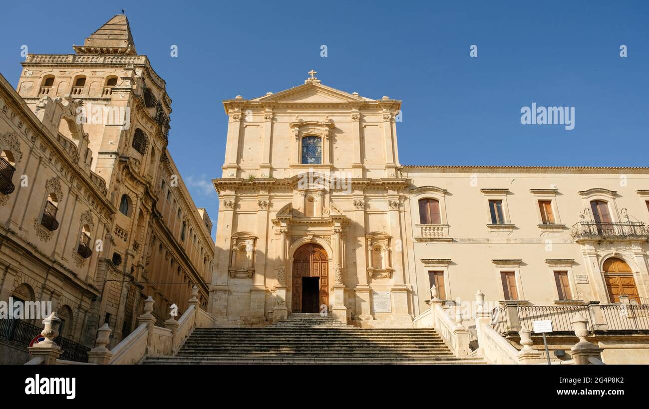 Noto, Sicilia. Chiesa di San Francesco d'Assisi all'Immacolata al centro. A sinistra, la costruzione del Seminario Vescovile. Foto Stock