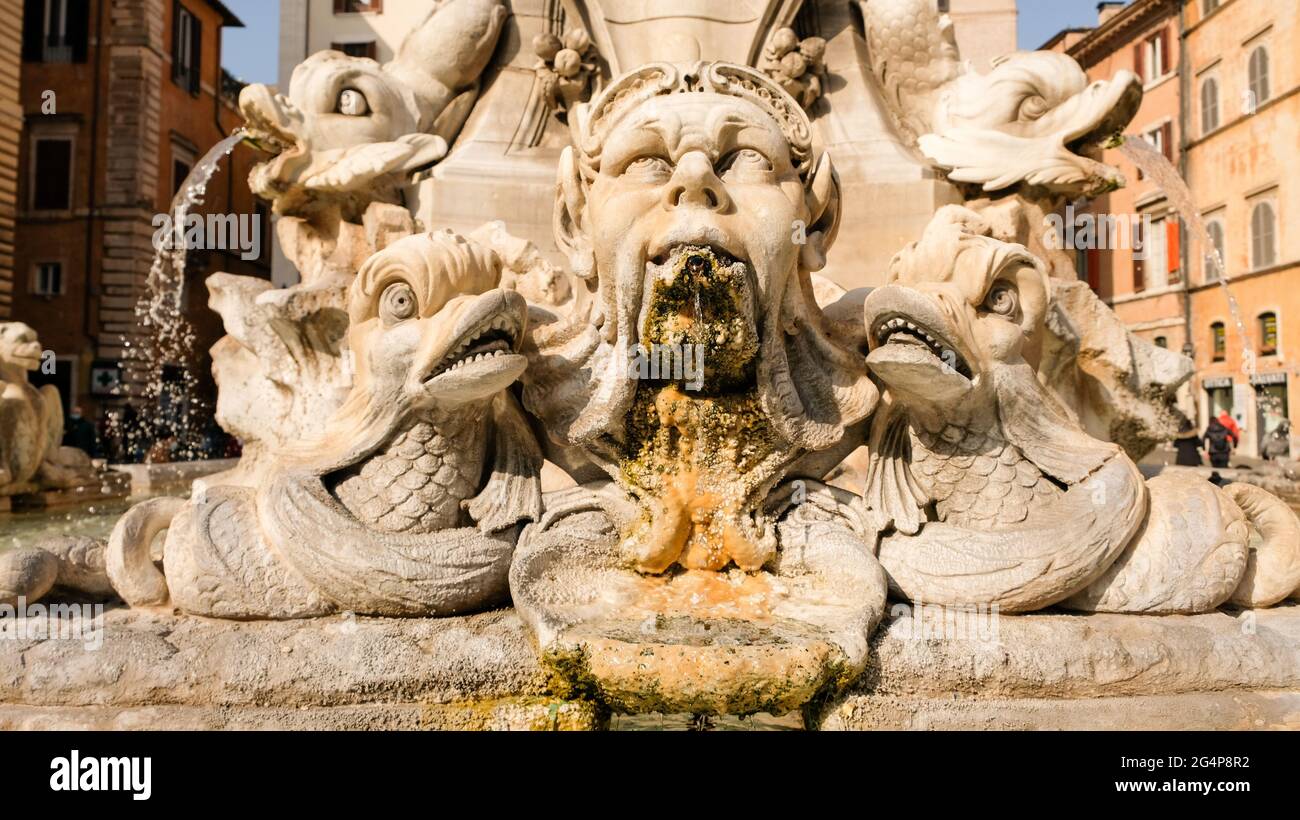 Roma, Piazza della rotonda. Dettagli della fontana di Fanteone, disegnata da Giacomo della porta e realizzata da Leonardo Sormani. Nel 1711 è stato ristrutturato. Foto Stock