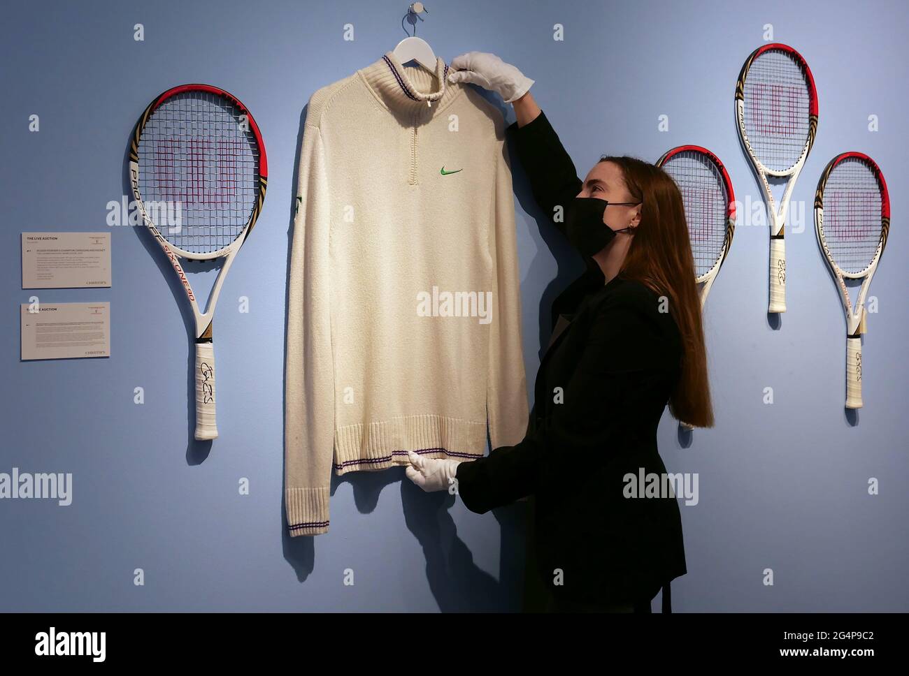 Possiede un oggetto epocale dalla più grande icona del Journey of Tennis.  Per saperne di più sulle aste Roger Federer Collection, Roger Federer è la  più grande icona del tennis. Lo sportivo