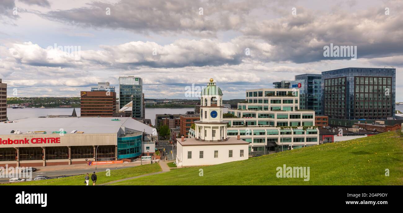 Panorama del centro di Halifax gli edifici finanziari che si affacciano sul Town Clock e il Waterfront AS Foto Stock