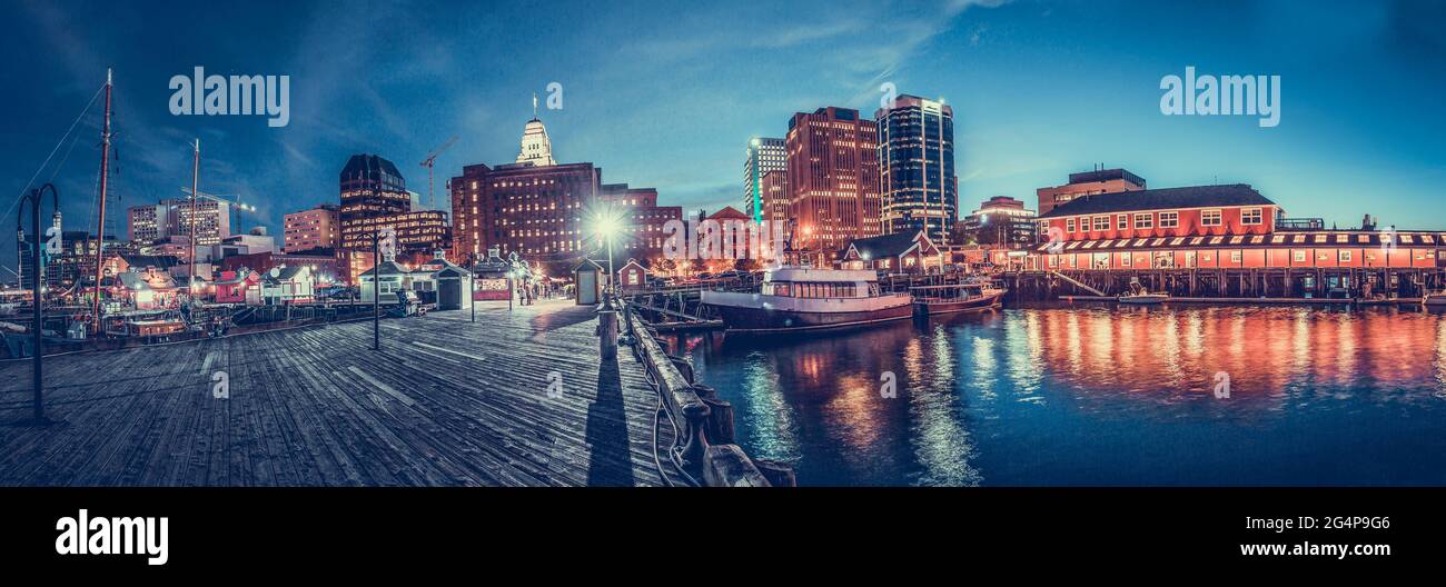 Foto panoramica del porto di Halifax con traghetto regionale. Halifax Skyline. Halifax, Nuova Scozia, Canada. Il vivace lungomare di Halifax. Foto Stock