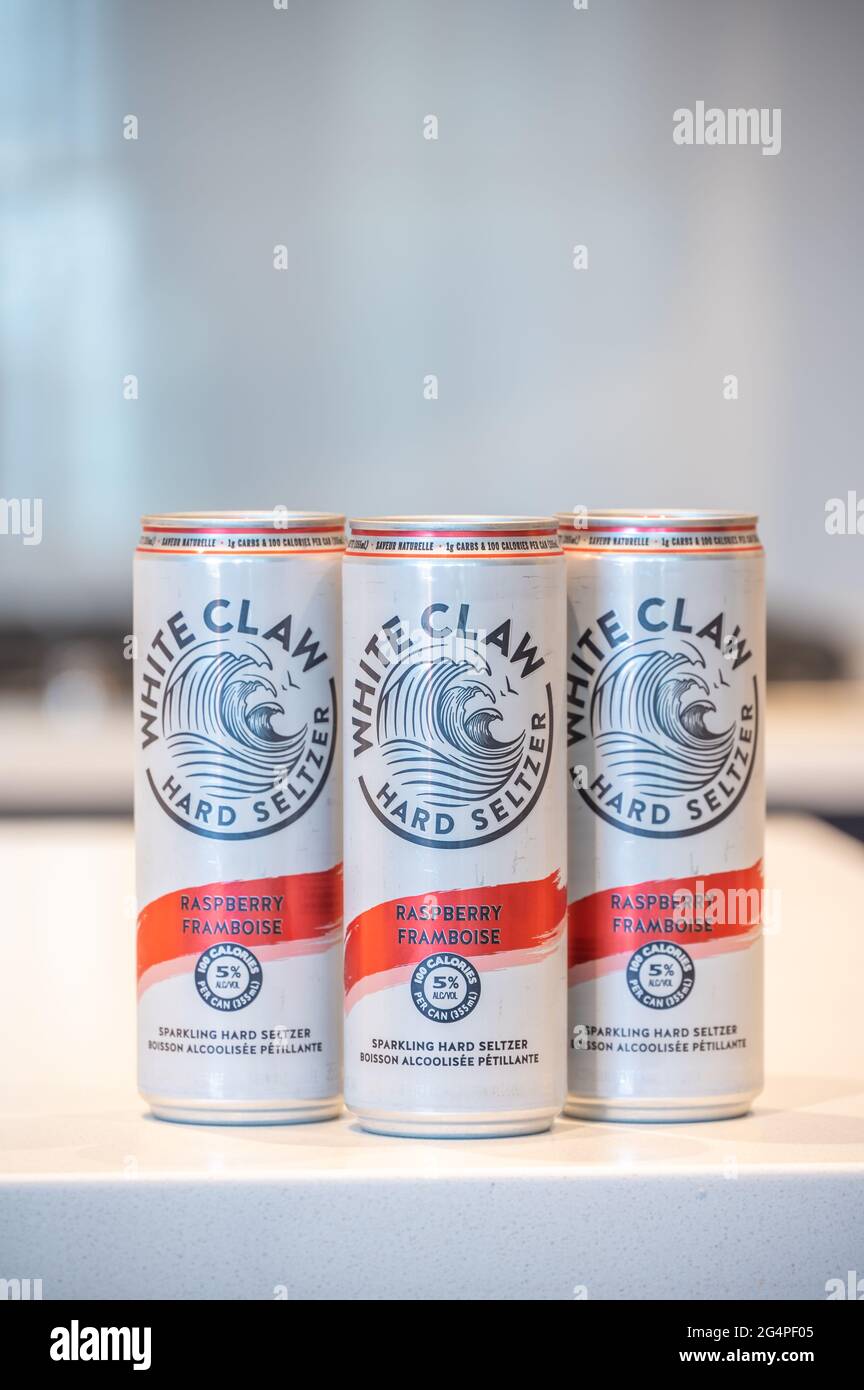 Calgary, Alberta - 22 giugno 2021: Una lattina di White Claw Hard Seltzer sapore di lampone con condensazione. Foto Stock