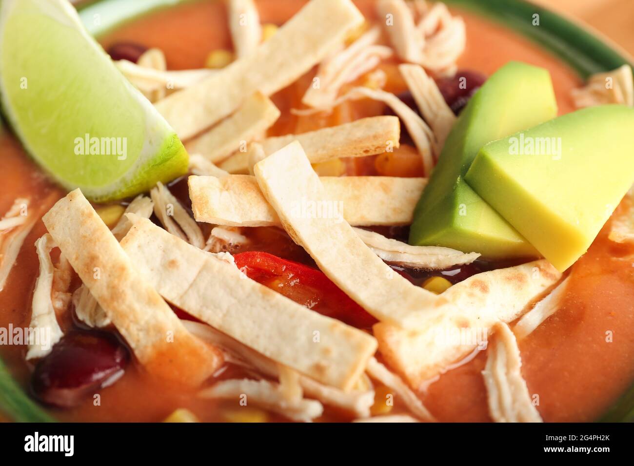 Ciotola di gustosa zuppa di pollo enchilada, guardaroba Foto Stock