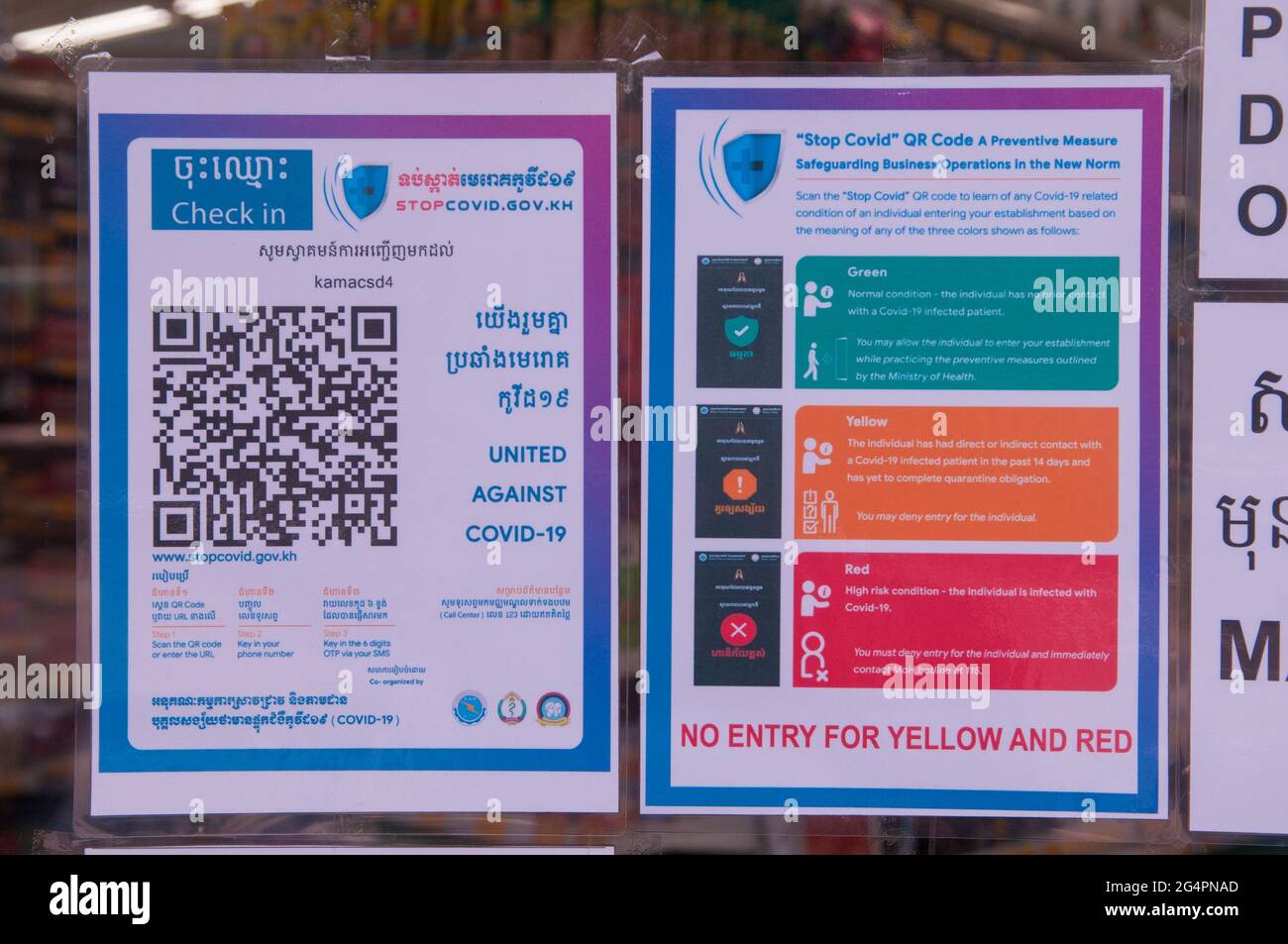 Durante un focolaio di COVID - 19, un negozio di alimentari visualizza un codice QR bilingue durante la pandemia del coronavirus. Phnom Penh, Cambogia. 15 Marzo 2021. © Kraig Lieb Foto Stock