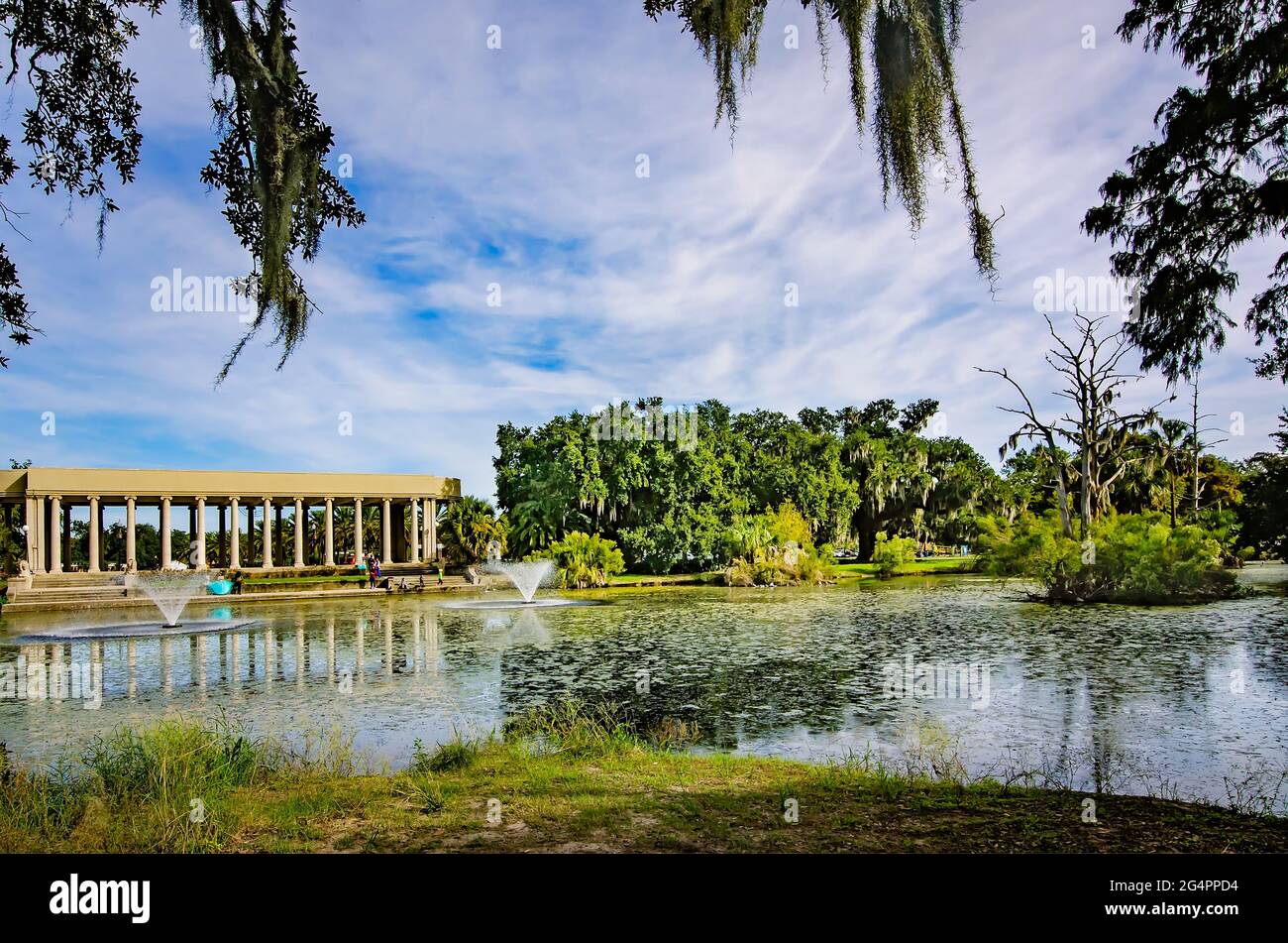 L'Isola dei pesci rossi è raffigurata di fronte al Peristyle nel New Orleans City Park, 14 novembre 2015, a New Orleans, Louisiana. Foto Stock