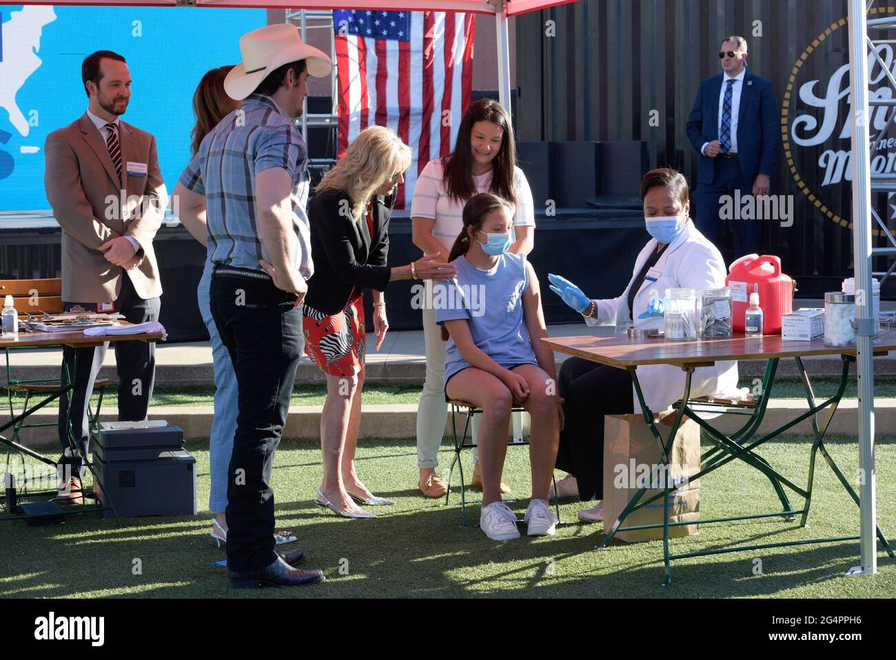 Nashville, Stati Uniti. 22 Giugno 2021. Nashville, Tennessee - 22 giugno 2021: First Lady Dr. Jill Biden e cantautrice Brad Paisy tour un sito di vaccinazione pop-up presso la distilleria di Smoky di Ole e la Yee-Haw Brewing Co. Martedì pomeriggio, 22 giugno 2021 nel centro di Nashville, Tennessee. Credit: Adrian e Morales/The Photo Access Credit: The Photo Access/Alamy Live News Foto Stock