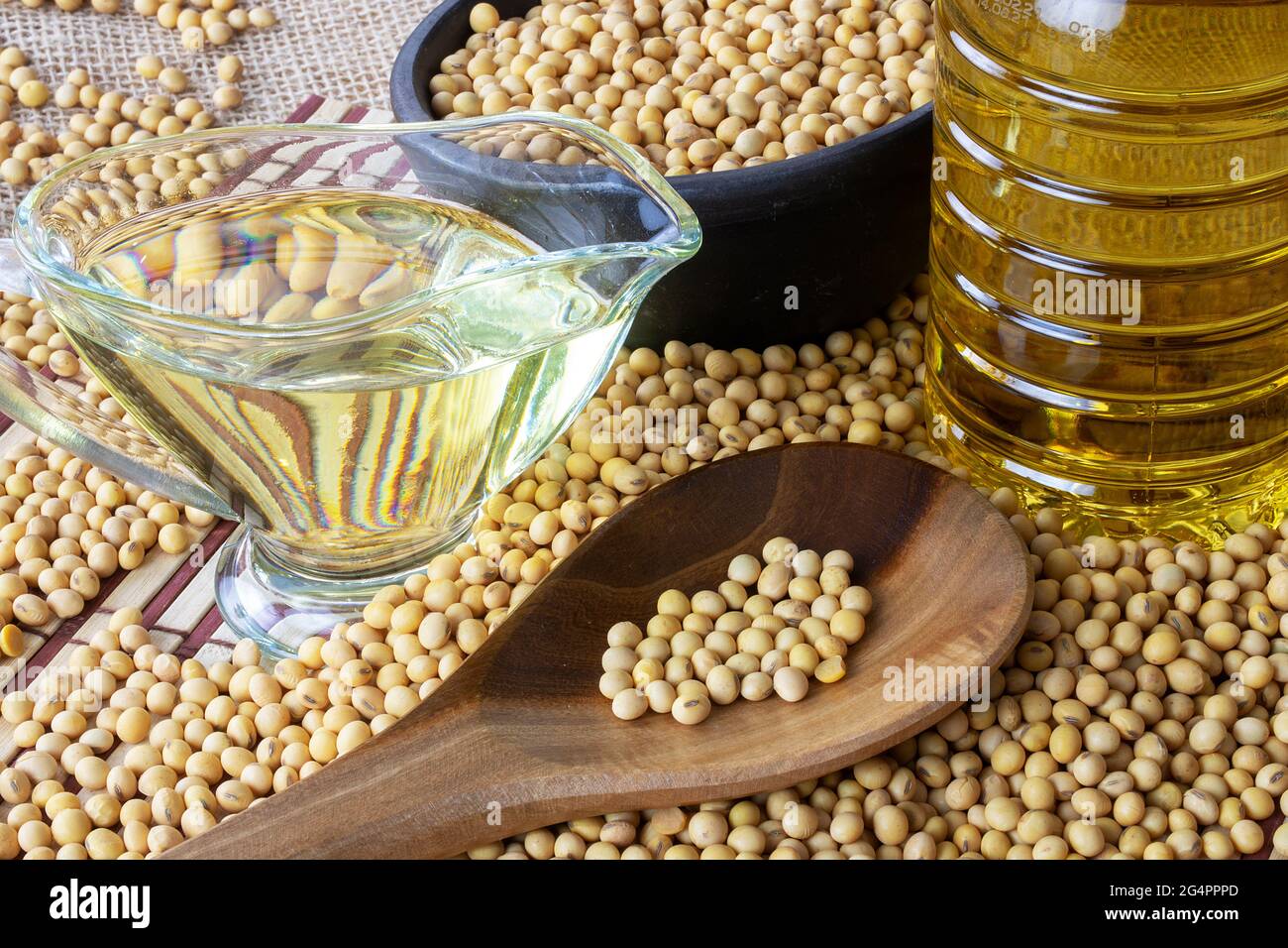 Fagioli di soia in un sacchetto di iuta in una composizione con olio di soia - raccolto di soia 2021 nello stato di Mato Grosso do sul, Brasile Foto Stock