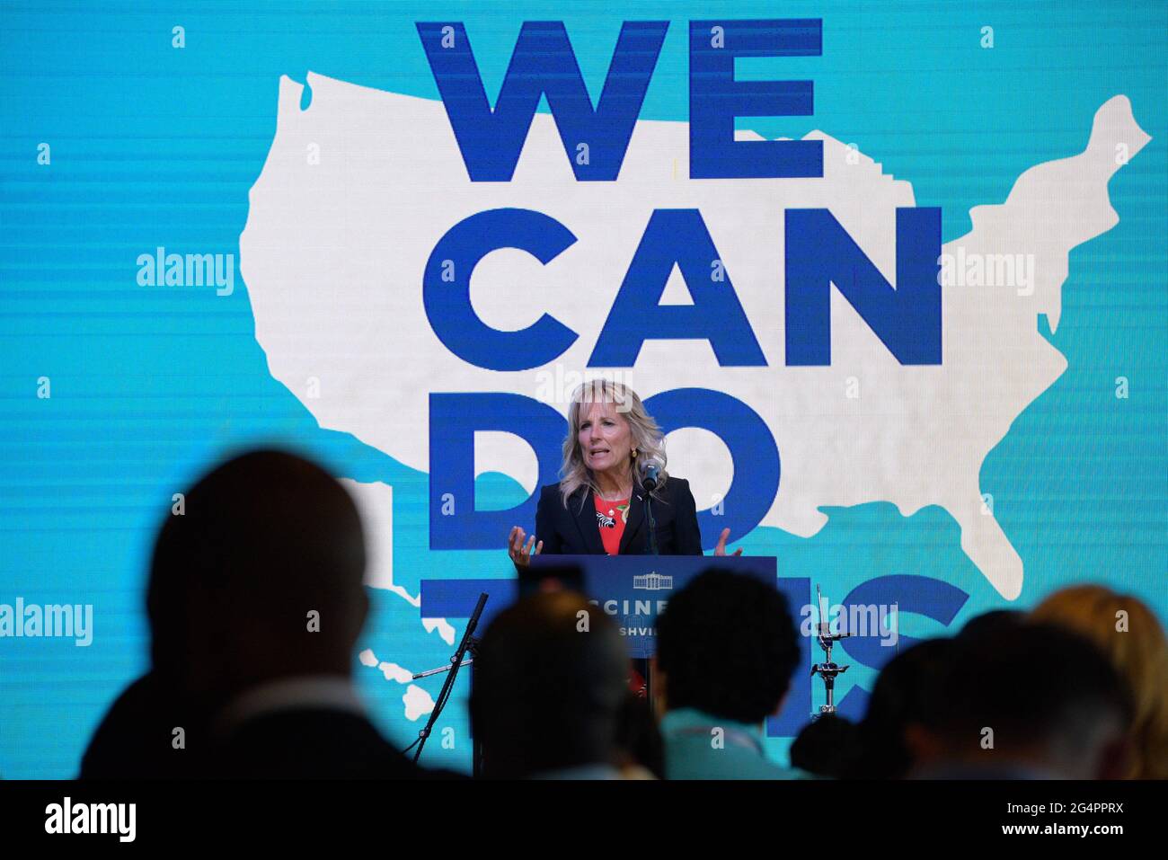 Nashville, Stati Uniti. 22 Giugno 2021. Nashville, Tennessee - 22 giugno 2021: La prima Signora Dr. Jill Biden parla sul palco dopo aver visitato un sito di vaccinazione pop-up presso la distilleria di Smoky di Ole e la Yee-Haw Brewing Co. Il martedì pomeriggio, 22 giugno 2021, nel centro di Nashville, Tennessee. Credit: Adrian e Morales/The Photo Access Credit: The Photo Access/Alamy Live News Foto Stock