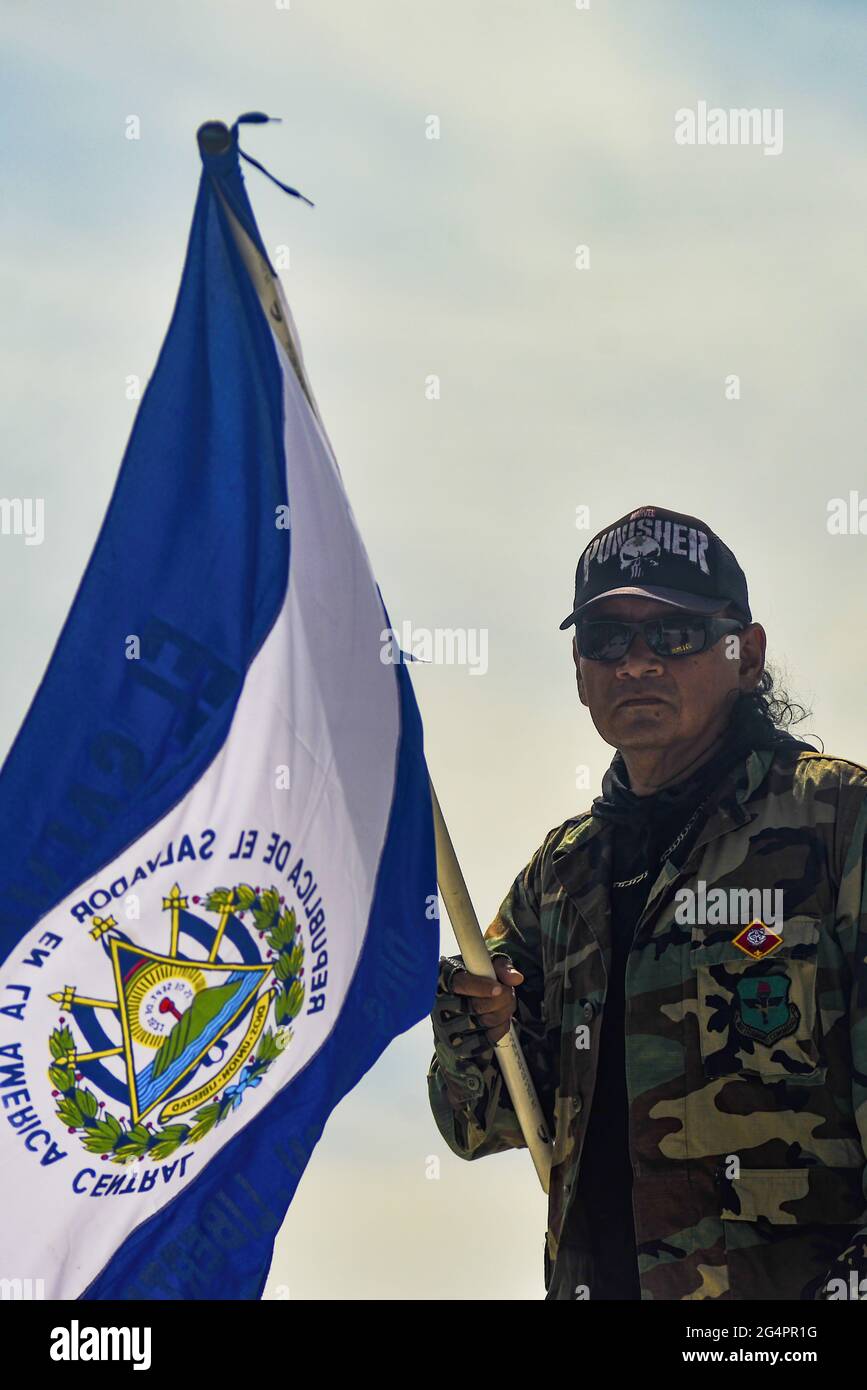 San Salvador, El Salvador. 22 Giugno 2021. Un veterano di guerra ondeggia una bandiera Salvadorana durante la dimostrazione. I veterani di guerra manifestano al Salvador del Mundo plaza per protestare contro i bassi benefici pensionistici e sanitari forniti dal governo. Credit: SOPA Images Limited/Alamy Live News Foto Stock