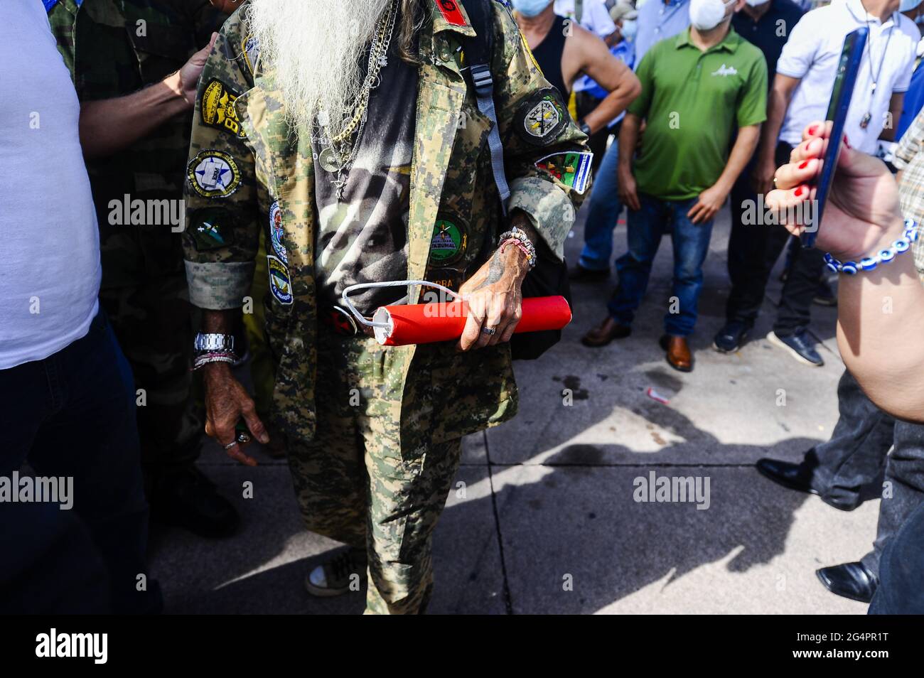 San Salvador, El Salvador. 22 Giugno 2021. Un veterano di guerra tiene in mano un dinamita durante la manifestazione.i veterani della guerra dimostrano al Salvador del Mundo plaza di protestare contro i bassi benefici pensionistici e sanitari forniti dal governo. Credit: SOPA Images Limited/Alamy Live News Foto Stock