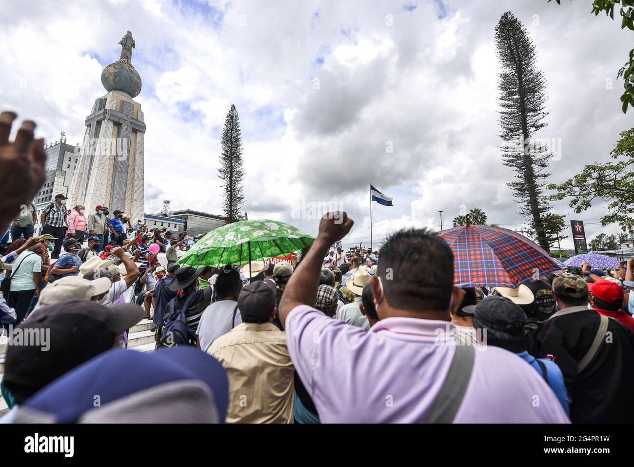 San Salvador, El Salvador. 22 Giugno 2021. Un protestante che alza il pugno mentre canta slogan durante la dimostrazione. I veterani di guerra manifestano al Salvador del Mundo plaza per protestare contro i bassi benefici pensionistici e sanitari forniti dal governo. Credit: SOPA Images Limited/Alamy Live News Foto Stock