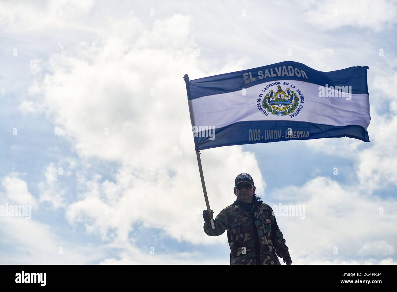 San Salvador, El Salvador. 22 Giugno 2021. Un veterano di guerra ondeggia una bandiera Salvadorana durante la dimostrazione. I veterani di guerra manifestano al Salvador del Mundo plaza per protestare contro i bassi benefici pensionistici e sanitari forniti dal governo. (Foto di Camilo Freedman/SOPA Images/Sipa USA) Credit: Sipa USA/Alamy Live News Foto Stock