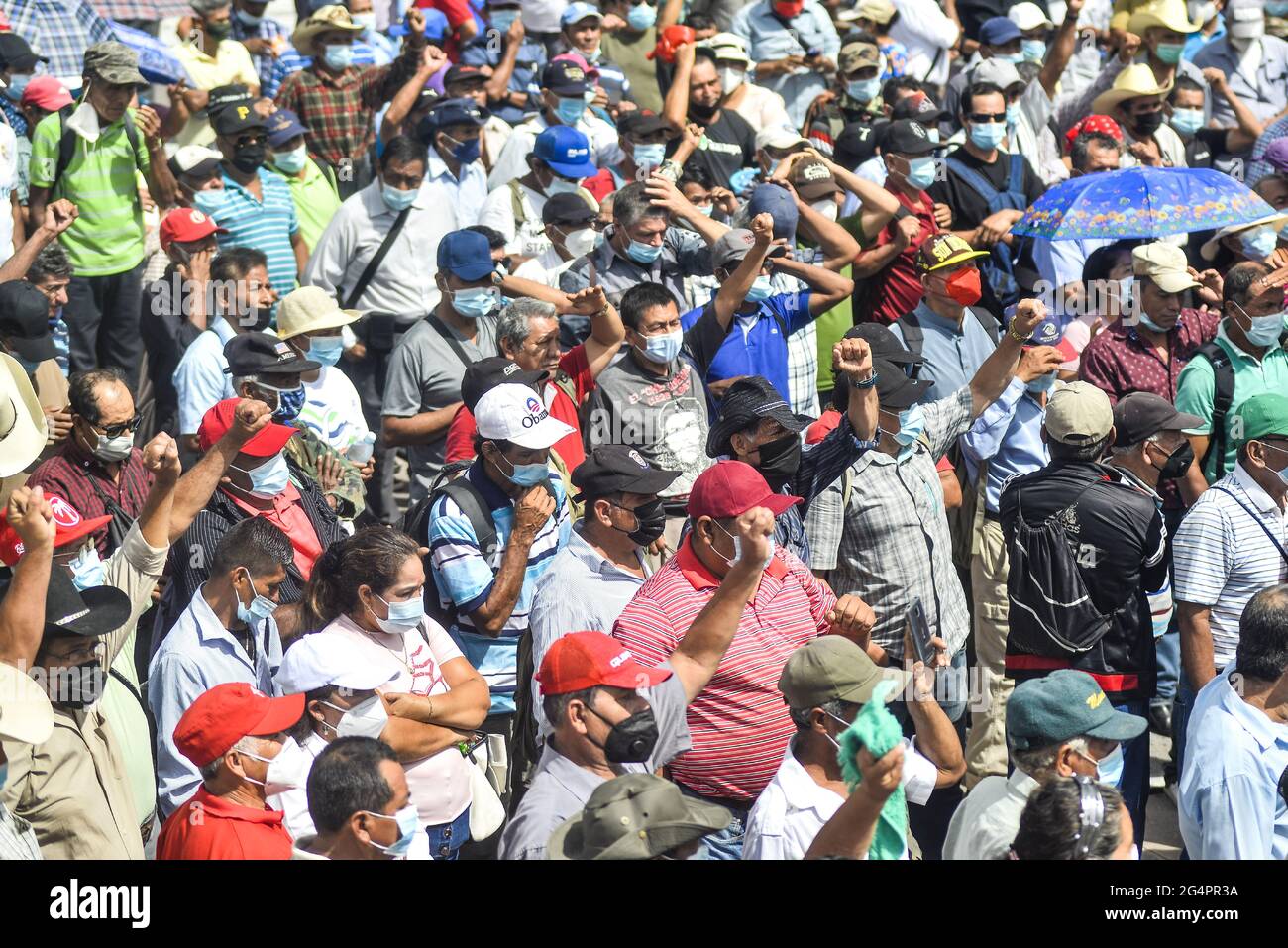 San Salvador, El Salvador. 22 Giugno 2021. I manifestanti alzano i pugni mentre cantano slogan durante la dimostrazione. I veterani di guerra manifestano al Salvador del Mundo plaza per protestare contro i bassi benefici pensionistici e sanitari forniti dal governo. (Foto di Camilo Freedman/SOPA Images/Sipa USA) Credit: Sipa USA/Alamy Live News Foto Stock